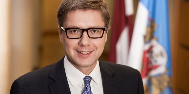 Мэра Риги оштрафовали на 50 евро за общение со школьниками на русском