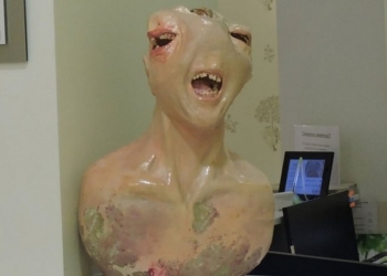 В стоматологической клинике установили памятник из вырванных человеческих зубов