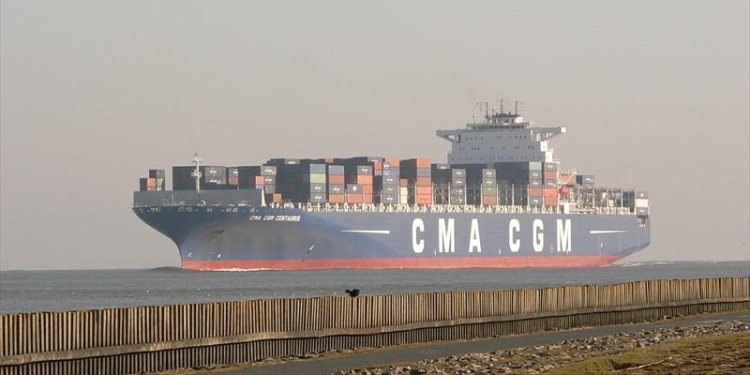 В Дубае огромный контейнеровоз снес портовой кран