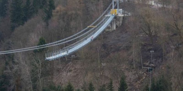 Для тех, кто не боится высоты: в Германии открыли самый длинный подвесной пешеходный мост в мире