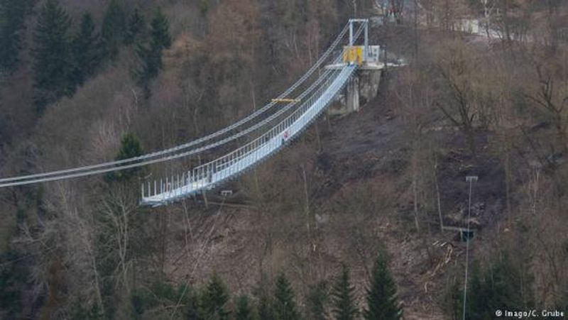 Для тех, кто не боится высоты: в Германии открыли самый длинный подвесной пешеходный мост в мире 1