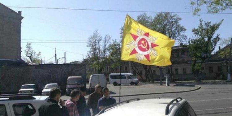 Одесскому провокатору, рассекавшему по городу с серпасто-молоткастым флагом, грозит до 5 лет тюрьмы