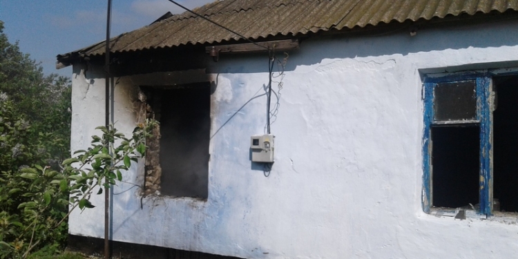 В Снигиревском районе спасатели уберегли жилой дом от уничтожения