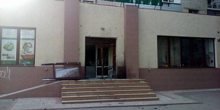 В центре Николаева взорвали двери банка «Південний»