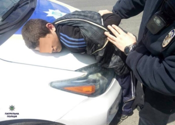 В Николаеве на старом кладбище 17-летний изнасиловал 20-летнюю девушку и отобрал у нее мобилку