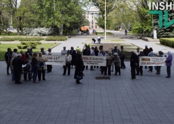 Под стенами Николаевской ОГА вновь митинговали дачники из Баштанского района: воды они так и не получили