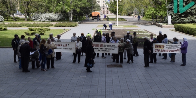 Под стенами Николаевской ОГА вновь митинговали дачники из Баштанского района: воды они так и не получили