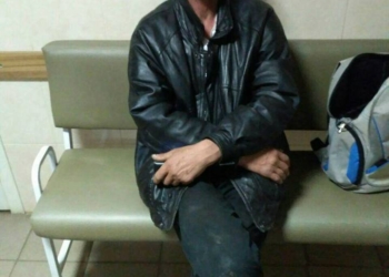 В Николаеве мужчина с топором пытался спрятаться от патрульных на электроопоре