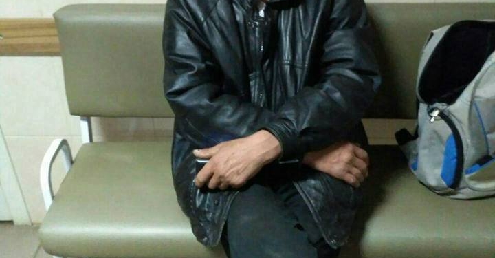 В Николаеве мужчина с топором пытался спрятаться от патрульных на электроопоре