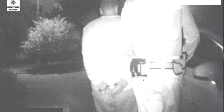 «Бей посуду – я плачу»? Дебоширивший в николаевском магазине хулиган был закован в наручники