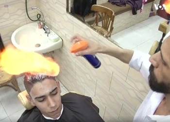 Египетский парикмахер укладывает волосы… огнем