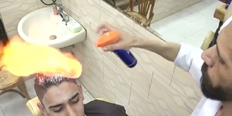 Египетский парикмахер укладывает волосы… огнем