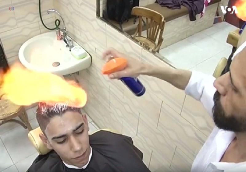 Египетский парикмахер укладывает волосы… огнем 1