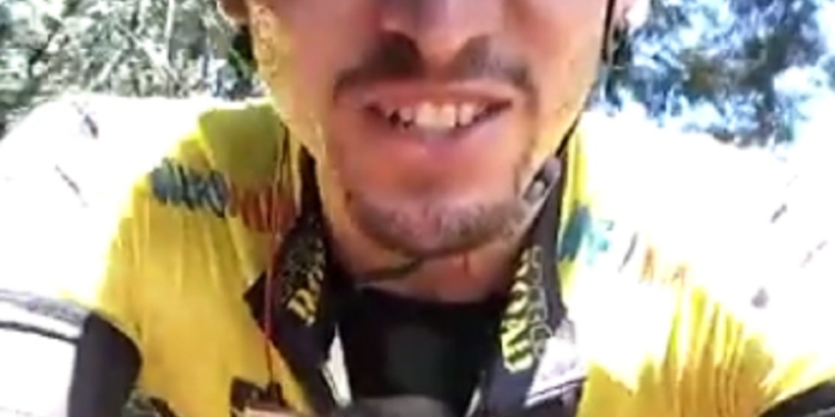 Добрым быть не трудно: бразильский велогонщик во время тренировочного заезда нашел на обочине дороги и подобрал брошенного котенка