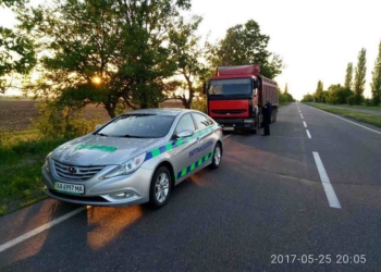 Почти кино: чтобы на Р-06 остановить груженую щебнем фуру, Укртрансбезопасности в Николаевской области пришлось перекрывать дорогу