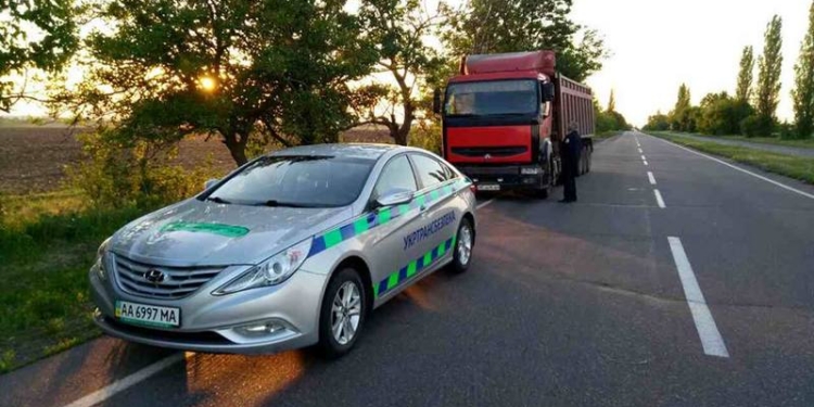 Почти кино: чтобы на Р-06 остановить груженую щебнем фуру, Укртрансбезопасности в Николаевской области пришлось перекрывать дорогу