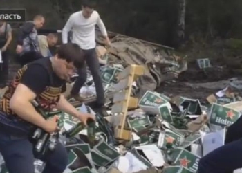 Чтоб добро не пропадало: в России с фуры, попавшей в ДТП, очевидцы «спасали» пиво