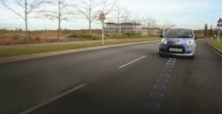 Не догоним? Под Парижем испытывают дорогу, которая будет заряжать электрокары