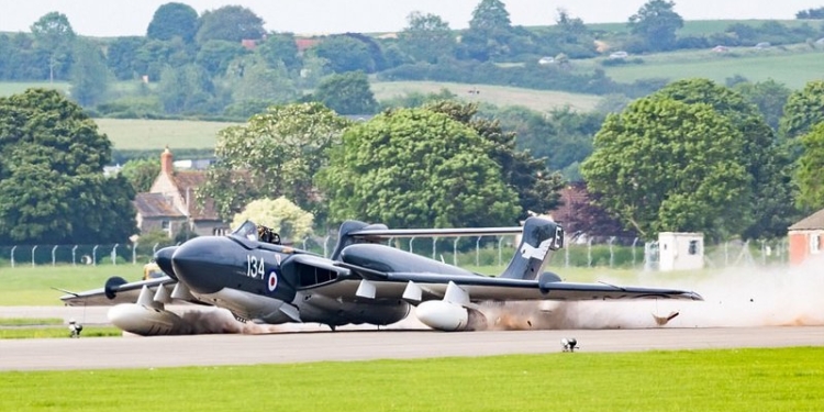 Несчастливый род самолетов прерван: последний из английских Sea Vixen, известный также как Фокси Леди, совершил драматическую посадку