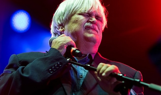 Счастливая смерть: легендарный гитарист Брюс Хэмптон умер прямо на концерте в честь своего 70-летия