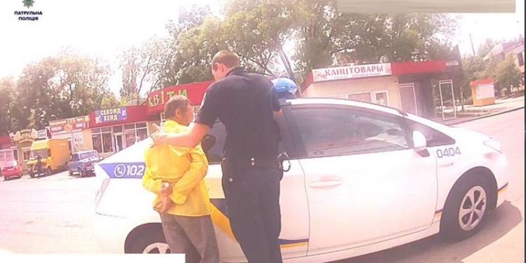 В Николаеве мужчина метал топор в машины и бросался на людей