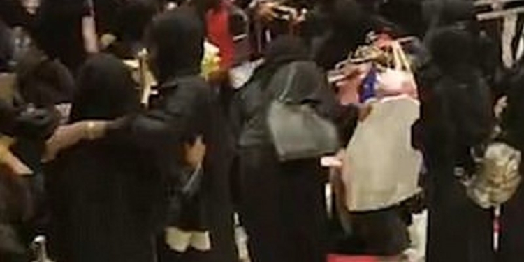 Женщины – они и в паранжах женщины. И точно также теряют головы на распродажах