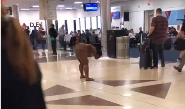 «Я вам всем покажу!»: в Атланте по международному аэропорту разгуливала голая женщина