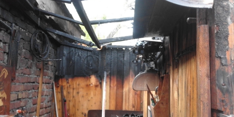 Первомайский пожар в Первомайске: чуть не сгорели 3 гаража и магазин