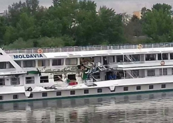 На Дунае столкнулись два украинских судна: баржа протаранила пассажирский теплоход