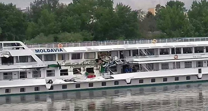 На Дунае столкнулись два украинских судна: баржа протаранила пассажирский теплоход