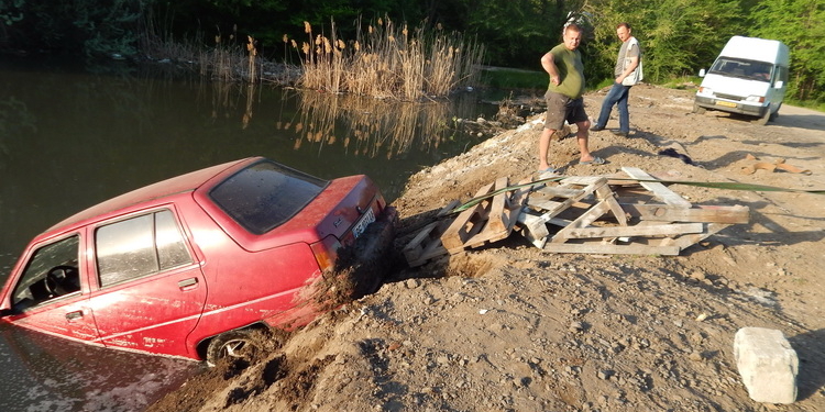 В Николаеве в наполненное канализационными стоками «озеро» влетел автомобиль, за рулем которого была девушка