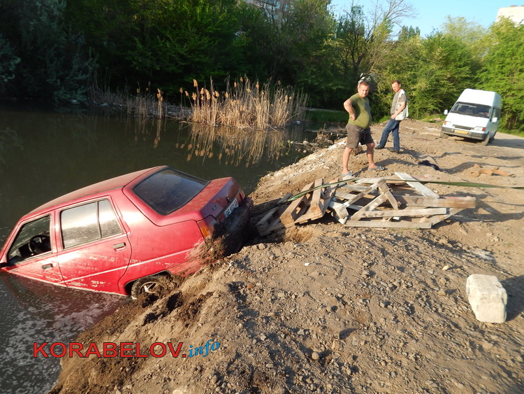 В Николаеве в наполненное канализационными стоками «озеро» влетел автомобиль, за рулем которого была девушка 1