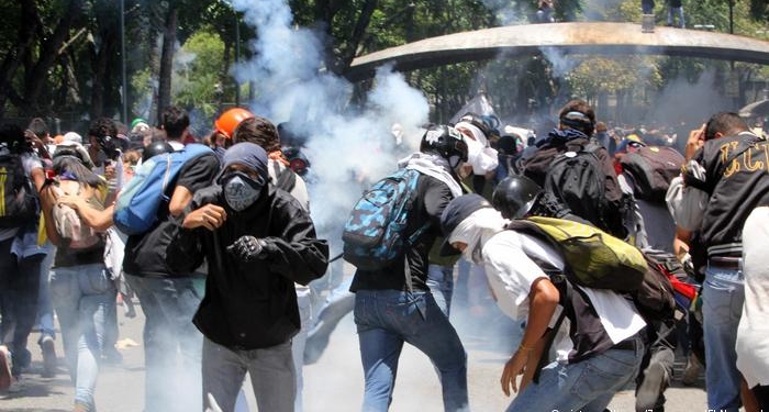 В Венесуэле растет число жертв и раненых во время массовых акций протеста