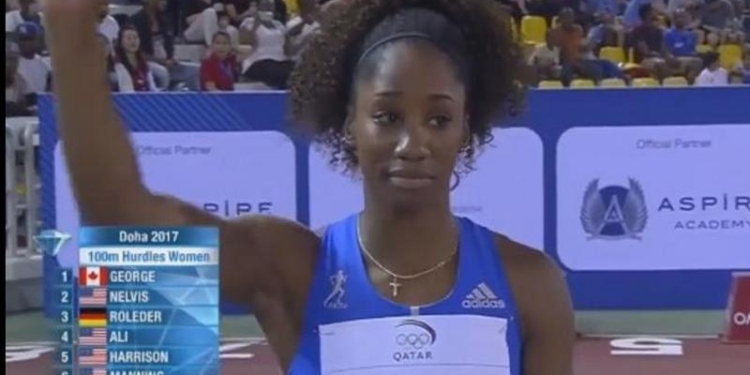 Воля к победе: американская легкоатлетка на старте забега поломала руку, но финишировала первой