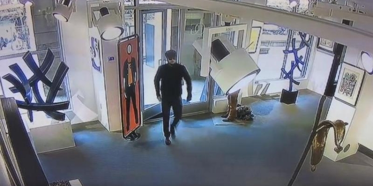 И что она ему сделала? В США вандал изрезал картину стоимостью почти $3 млн.