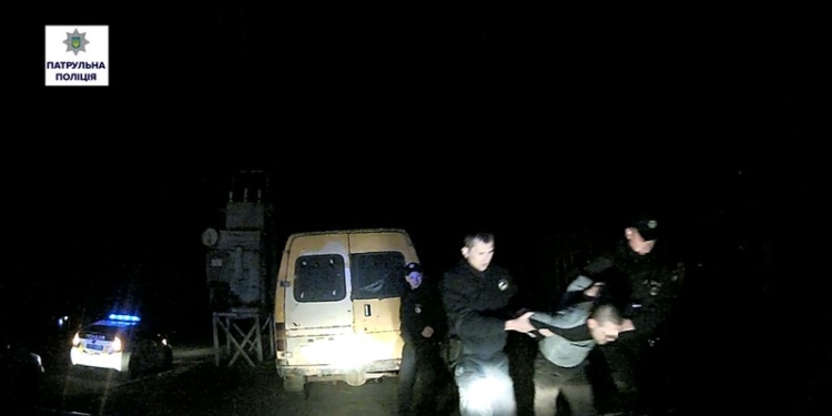 В Николаеве пьяный водитель сначала удирал на микроавтобусе от полицейских, а потом устроил «показательные выступления»