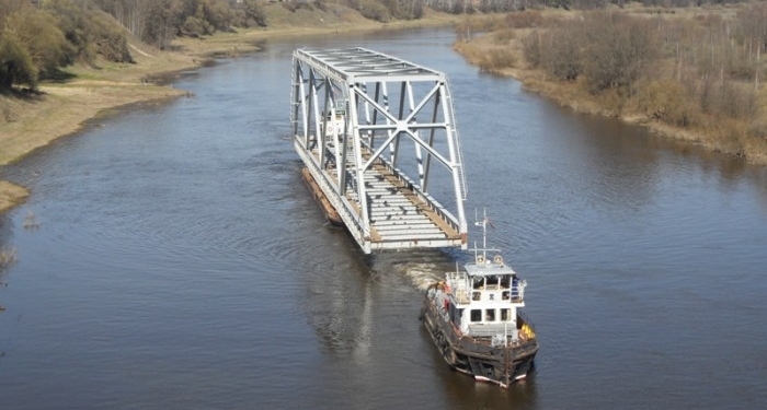 Речные перевозки в Беларуси. По извилистой реке доставили 84-метровые секции моста