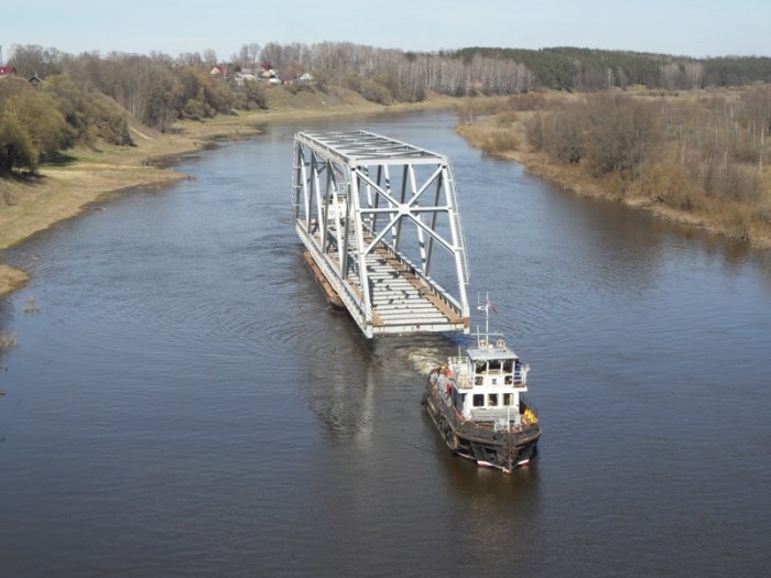 Речные перевозки в Беларуси. По извилистой реке доставили 84-метровые секции моста 4