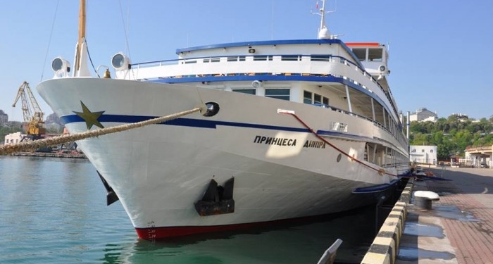 Речной круизный лайнер “Принцесса Днепра” идет в Николаев. Интересно, где причалит?