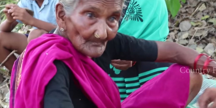 106-летняя индианка завела канал на YouTube и учит соплеменников секретам традиционной индийской кухни