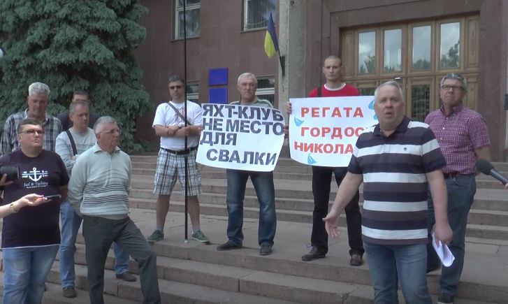 В Николаеве горожане пикетировали ОГА против свалки токсичного грунта в Южный Буг 1