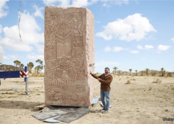 Тяжелый довод: В испанской пустыне закопали 24-тонную плиту с образцами виртуального юмора – для потомков