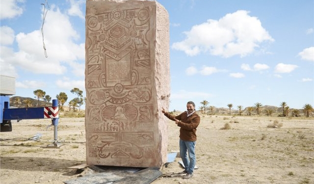 Тяжелый довод: В испанской пустыне закопали 24-тонную плиту с образцами виртуального юмора – для потомков