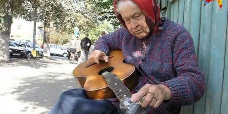 Блюз. Белорусская бабушка играет на гитаре с помощью лампочки. Теперь она -мировая знаменитость