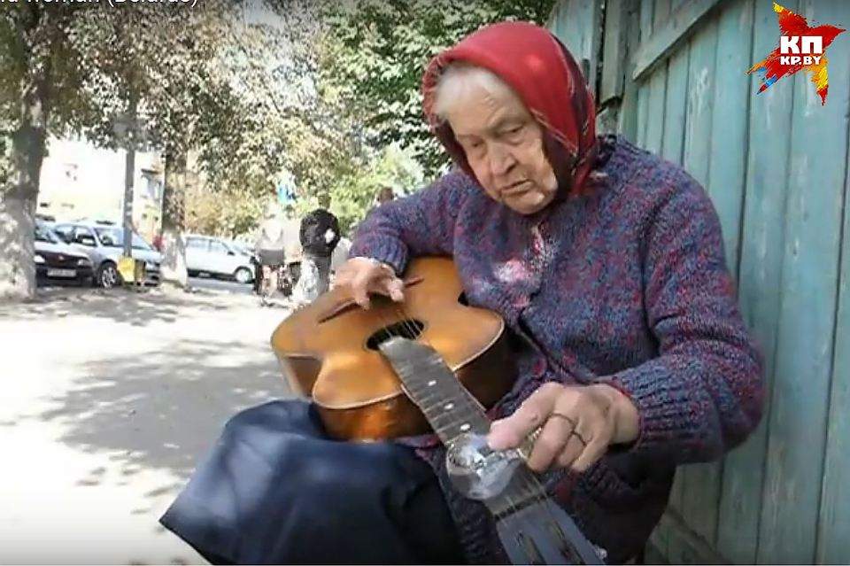 Блюз. Белорусская бабушка играет на гитаре с помощью лампочки. Теперь она -мировая знаменитость 1
