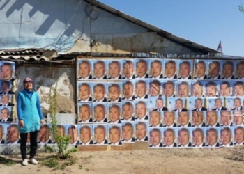 Женщина оклеила портретами президента свой дом, чтобы защитить его от сноса