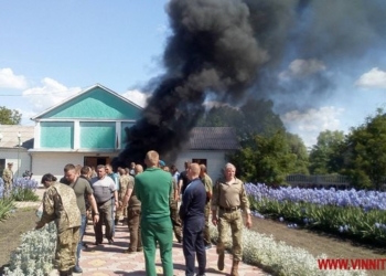 Горящие шины и выбитые стекла: в Винницкой области участники АТО штурмовали здание сельсовета