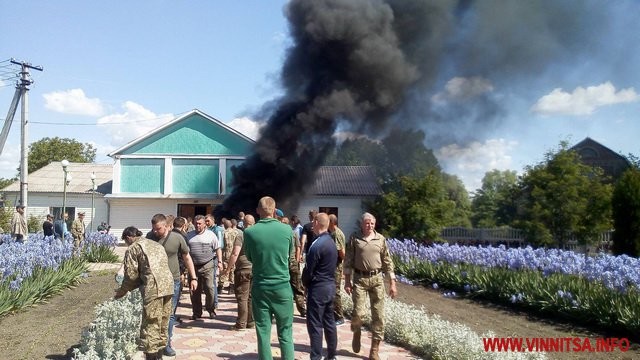Горящие шины и выбитые стекла: в Винницкой области участники АТО штурмовали здание сельсовета 1