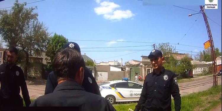 В Николаеве мужчина получил удар ножом в лицо от знакомого, который заподозрил его в краже