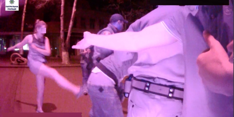 В Николаеве агрессивные малолетки вырвали “с корнем” лавочку на Соборной